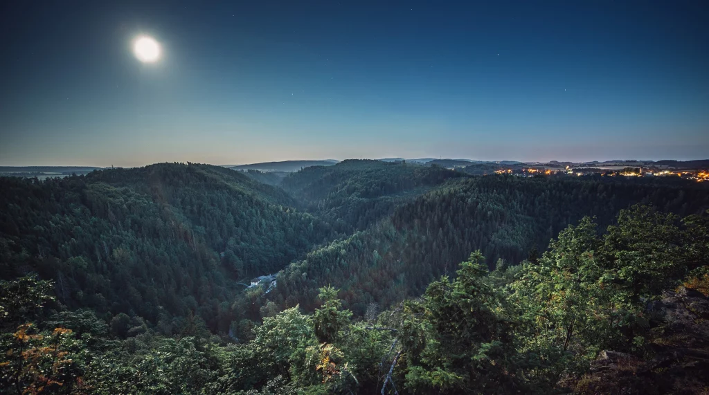 Blick über ein bewaldetes Tal im Hofer Land am Abend