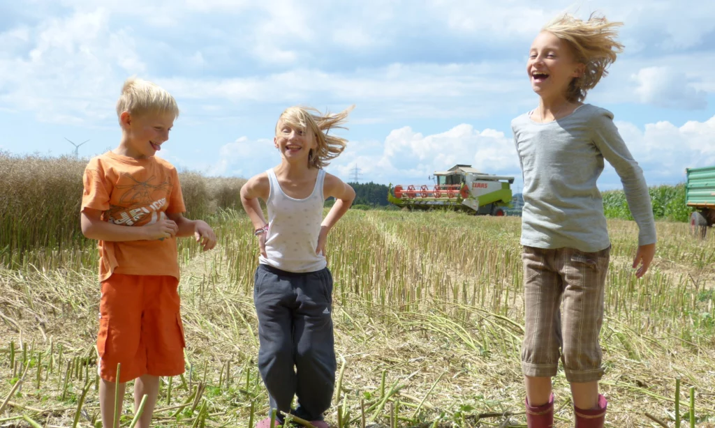 Kinder auf einem Feld im Landkreis Hof