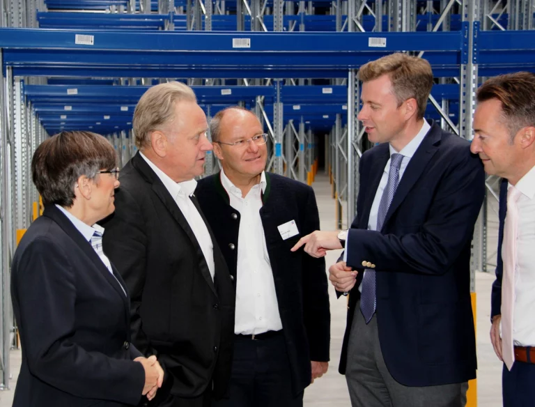 Leupold weiht neue Lagerhalle ein