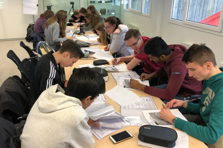 Gymnasiasten arbeiten mit „Fluchtakte“