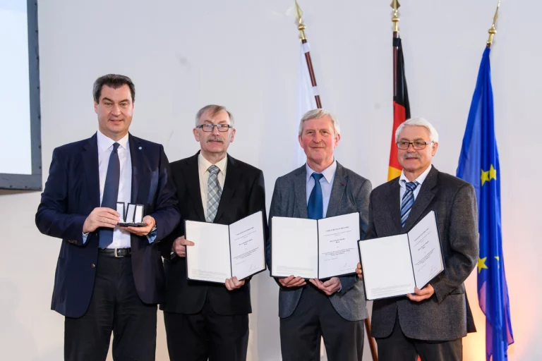Ministerpräsident überreicht Ehrenzeichen
