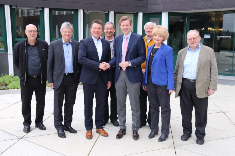 (Vordere Reihe v.l.: VHS-Schatzmeister Dieter Schaller, der Hofer Kulturreferent Peter Nürmberger, Hofs Oberbürgermeister Dr. Harald Fichtner mit Landrat Dr. Oliver Bär, zugleich erster Vorsitzender der VHS, Volkshochschulleiterin Ilse Emek sowie der stellvertretende VHS-Vorsitzende MdL Klaus Adelt. Hintere Reihe v.l.: die beiden VHS-Schriftführer Dieter Gemeinhardt und Helmut Lösche)