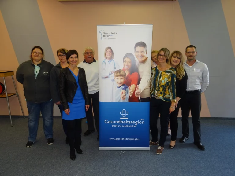 Teilnehmer der Pflegeveranstaltung von links nach rechts: Tina Dressel (Diakonie Münchberg), Alexandra Spörl (Diakonie Münchberg), Ute Hopperdietzel (Gesundheitsregion plus Stadt und Landkreis Hof), Klaus Döhla (Geschäftsführer Volkshochschule Münchberg), Ina Hager (proSenio Hof), Sandra Seuffert (IKK classic), Jennifer Rauh (Caritasverband Stadt- und Landkreis Hof e.V.), Christian Meyer (proSenio Hof)