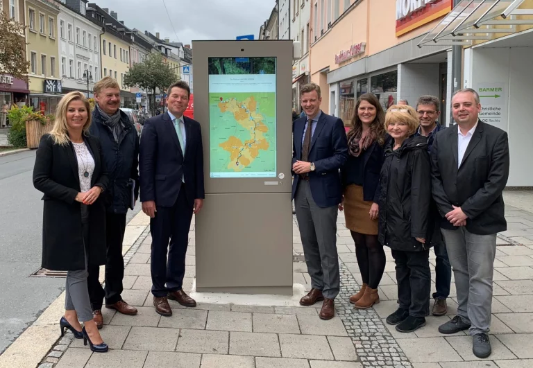 Bei der Einweihung der digitalen Infosäule: Izabella Graczyk (Leitung Kreisentwicklung Landkreis Hof), Walter Friedl (Wirtschaftsförderung Stadt Hof), Oberbürgermeister Dr. Harald Fichtner, Landrat Dr. Oliver Bär, Carolin Strößner (AELF Münchberg), Ilse Emek (Geschäftsführerin VHS Hofer Land), Alexander Greßmann (VHS Hofer Land), Michael Stein (Kreisentwicklung Landkreis Hof)