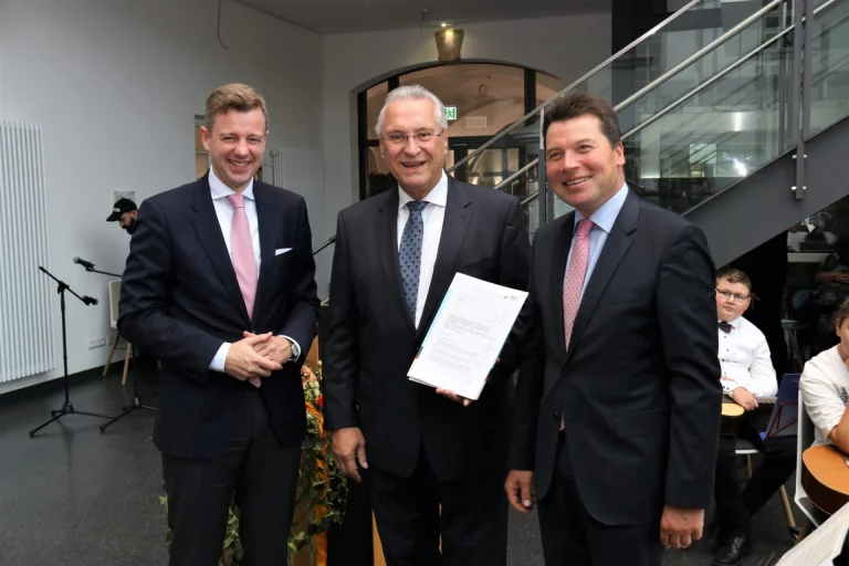 Bayerns Innenminister Joachim Herrmann übergibt den Zuwendungsbescheid an die Vorstandsvorsitzenden der VHS Hofer Land, Landrat Dr. Oliver Bär und Oberbürgermeister Dr. Harald Fichtner