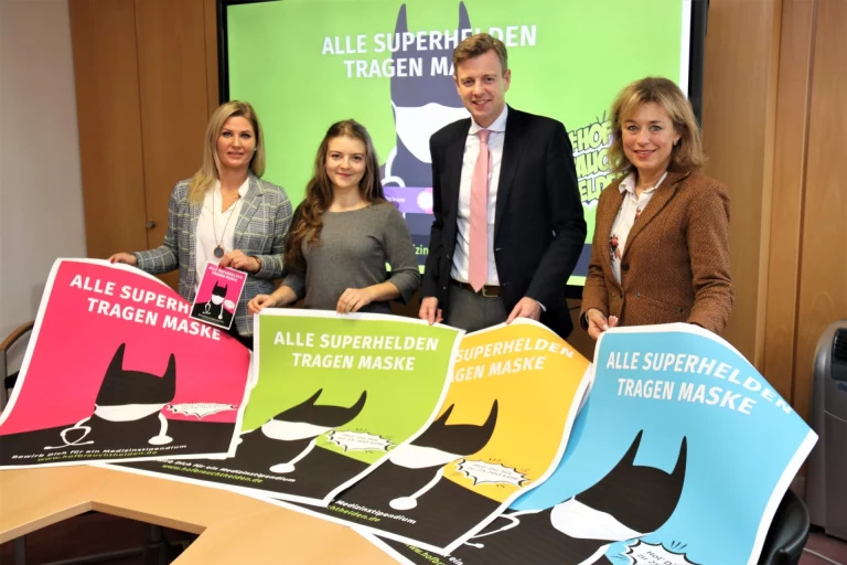 Der Landkreis Hof unterstützt Medizinstudenten mit bis zu 25.200 €. Im Bild von links nach rechts: Izabella Graczyk (Leiterin Kreisentwicklung), Fanny Bartsch (Stipendiatin), Dr. Oliver Bär (Landrat Landkreis Hof), Christiane Steinhäußer (Geschäftsstellenleiterin der Gesundheitsregion Plus). Bitte beachten Sie die Quellenangabe: Landkreis Hof