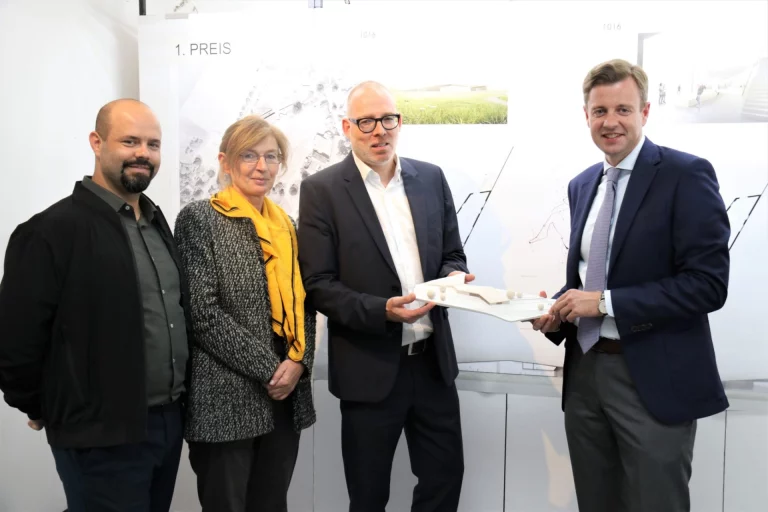 Freuen sich, ihren Entwurf bald schon in die Tat umsetzen zu können: Gani Ilijazi, Brigitte Fischer, Ole Creutzig gemeinsam mit Landrat Dr. Oliver Bär