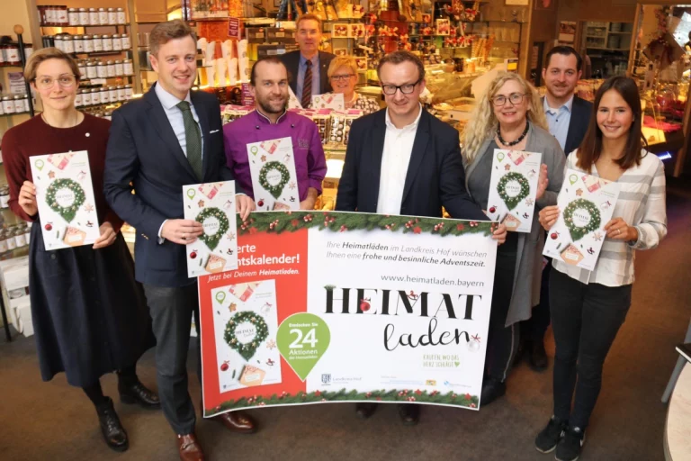 Vorstellung der Aktion Heimatladen im Café Reichel in Bad Steben. Von links: Sabrina Kästner (Geschäftsführerin Wirtschaftsregion Hochfranken), Landrat Dr. Oliver Bär, Thomas Reichel (1. Bürgermeister Bad Steben), Inge Reichel, Klaus Gruber (Wirtschaftsförderer Landkreis Hof), Hanne Keim (Deko-Scheune Keim), Fabian Höhne (Regionalmanager Landkreis Hof), Lena Bösel (Projektleiterin Wirtschaftsregion Hochfranken).