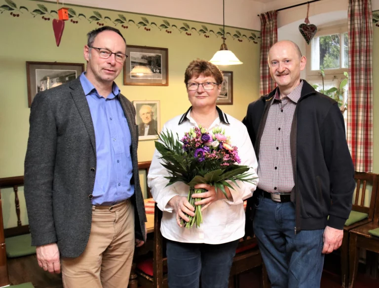 Von Museumsleiter Bertram Popp (links) gabs zum Einstand Blumen für die neue Pächterin Karin Rödel und ihren mann Wolfgang.