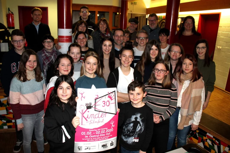 Das Team des Kinderfilmfestes Hof 2020 – mit Pascal Najuch (hinten links), Daniela Wenskus (4. Reihe, rechts), Stefan Hofmann (hinten 2. v.r.) von der Kommunalen Jugendarbeit der Stadt Hof, Petra Schulz von der Kommunalen Jugendarbeit des Landkreises Hof (hinten rechts), Stefan Schmalfuß vom Central-Kino Hof (4. Reihe Mitte) sowie Hence Bauer-Härtel (Gästebetreuung und Filmauswahl, hinten 3.v.r.)