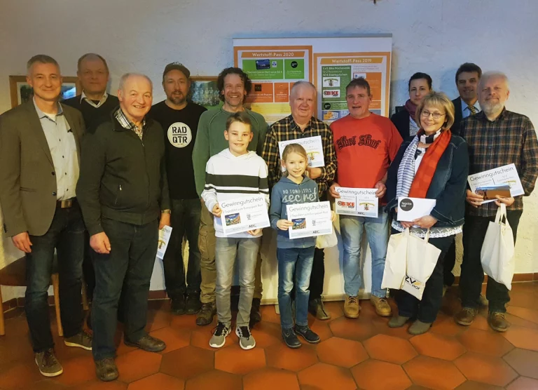 Im Bild von links nach rechts: Hermann Knoblich, Sachgebietsleiter AZV Hof Helmut Schörner Erich Pöhlmann Sebastian Oertel, Bike Station Hof Steffan Fütterer, Kommunale Jugendarbeit Landkreis Hof Felix Kemnitzer Elena Straub Wilfried Lichtblau Michael Kolberg (in Vertretung für Ramona Kolberg) Sandra Rödel Inge Saalfrank Herbert Pachsteffl, Geschäftsführer AZV Hof Stefan Klaumünzer