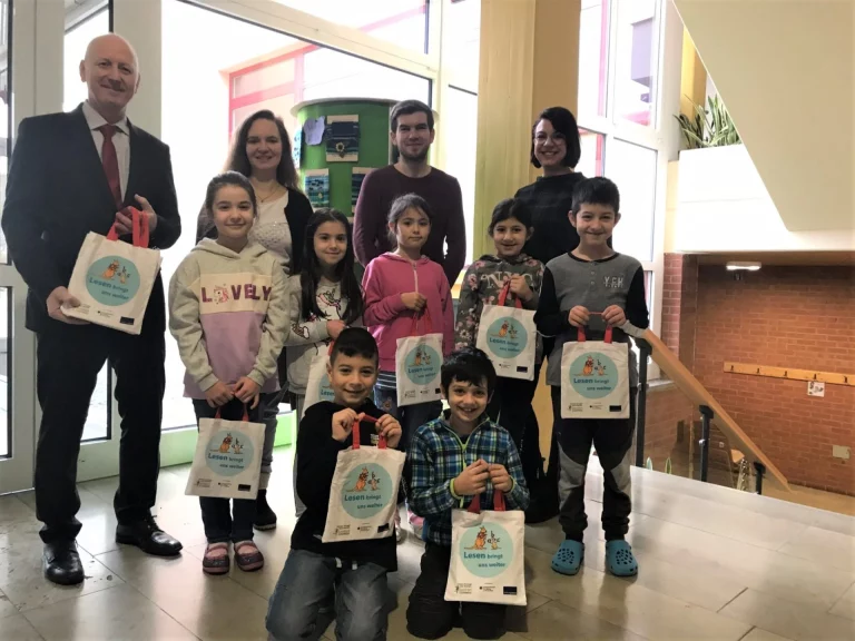 Im Bild von links nach rechts: Schulrat Ulrich Lang, Rektorin der Grundschule Selbitz Franziska Strunz, Lehrkraft Mario Rubelt, Bildungskoordinatorin f. Neuzugewanderte des Landkreises Hof Kristina Troßmann gemeinsam mit Kindern der Grundschule Selbitz