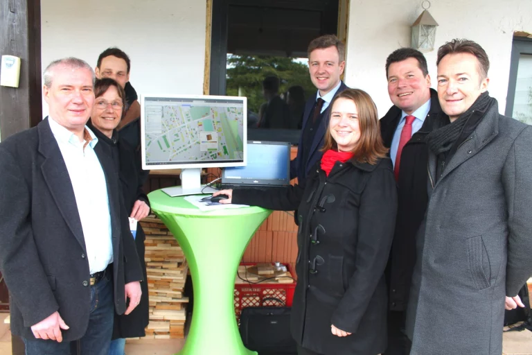 Präsentieren das Solarpotenzialkataster (von links nach rechts): Bertram Dannhäuser (Klimaschutzmanager Landkreis Hof), Ute Fischer (Klimaschutzmanagerin Stadt Hof), Christian Rank (Klimaschutzmanager Landkreis Hof), Landrat Dr. Oliver Bär, Hausbesitzerin Katja Mende, Hofs Oberbürgermeister Dr. Harald Fichtner, Oberkotzaus Bürgermeister Stefan Breuer