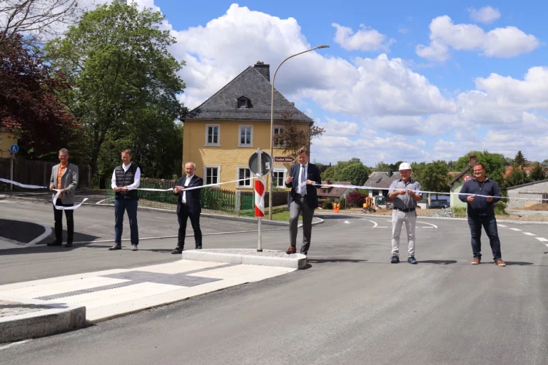Haben die Ortsdurchfahrt Döhlau offiziell für den Verkehr freigegeben (von links nach rechts): Thomas Knauer (ehemaliger Bürgermeister Döhlau), Marc Ultsch (Bürgermeister Döhlau), Jürgen Wälzel (Fachbereichsleiter Tiefbau Landkreis Hof), Landrat Dr. Oliver Bär, Wolfgang Scharnagl (Geschäftsführer Scharnagl Hoch- und Tiefbau) und Rico Schneider (Bauleiter Scharnagl Hoch- und Tiefbau)