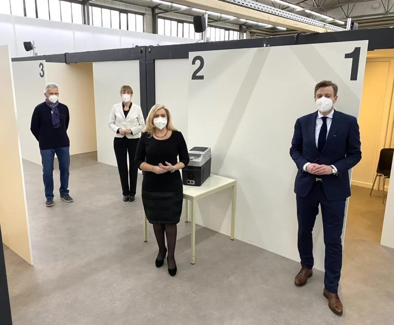 Melanie Huml besucht Impfzentrum Hofer Land
