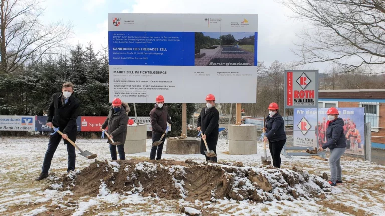 Gruppenbild vom Spatenstich (von links): Landrat Dr. Oliver Bär, 1. Bürgermeister Horst Penzel, Planer und Architekt Jörg Albrecht, MdB Dr. Hans-Peter Friedrich, 2. Bürgermeisterin Monika Jakob und Veronika Sirch, Geschäftsführerin der ausführenden Baufirma Roth aus Wunsiedel.