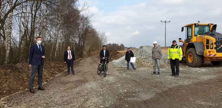 Auf unserem Bild von links: Landrat Dr. Oliver Bär, Bürgermeister Heiko Hain (Weißdorf), Bürgermeister Daniel Schreiner (Sparneck), Jürgen Wälzel (Landratsamt Hof, Fachbereich Tiefbau) sowie Jürgen Scharnagl und Matthias Wirth, Geschäftsführer bzw. Bauleiter der ausführenden Baufirma Scharnagl Hoch- und Tiefbau GmbH.