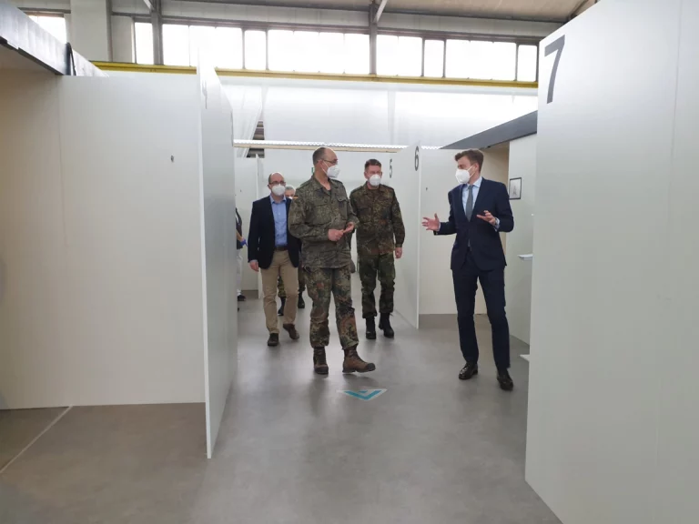 Hochrangiger Besuch in den Impfzentren Hof und Helmbrechts: