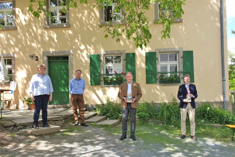 Vorsitzwechsel in Kleinlosnitz: Bezirkstagspräsident Henry Schramm löst Landrat Dr. Oliver Bär als Vorsitzender des Zweckverbandes Oberfränkisches Bauernhofmuseum ab