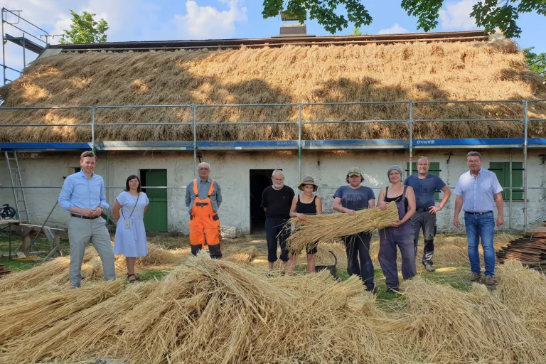 Einsatz in Neudorf: Strohdach des Weberhaus-Museums rundum erneuert
