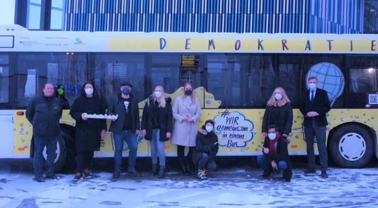 Demokratie-Bus im Landkreis unterwegs