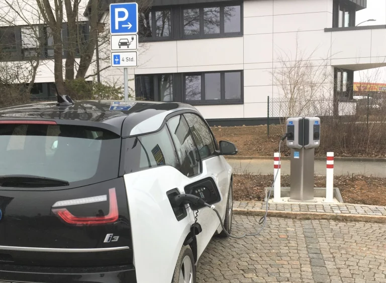 Neue E-Ladesäulen für den Landkreis Hof