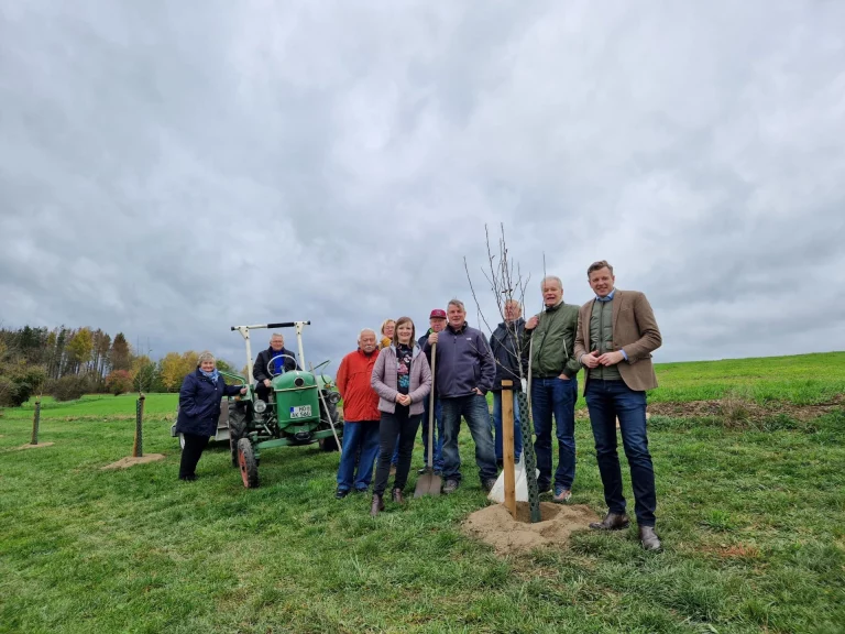 Auftakt der „Grünen Aktion“ des Landkreises Hof: Neue Streuobstwiese in Leupoldsgrün