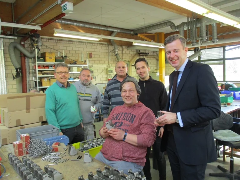Landrat Dr. Oliver Bär (rechts) zu Besuch bei den Hochfränkischen Werkstätten der Lebenshilfe in Hof.
