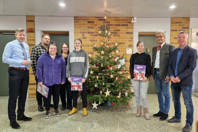 Lebenshilfe schmückt Weihnachtsbäume im Landratsamt