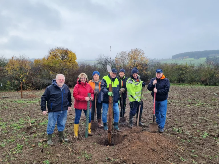 BILD: Von links nach rechts: Klaus Adelt (MdL), Regina Saller (LPV), Markus Schaller, Gerhard Trapper, Gerd Mergner, Hans Zeeh vom Maschinenring Münchberg und Hilmar Bogler (Kreisverband Hof für Gartenbau und Landespflege).