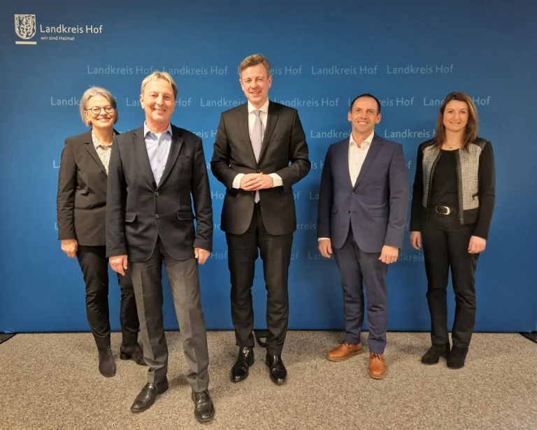 Von links: Gabriele Roth (Personalratsvorsitzende), Dietmar Scholz, Landrat Dr. Bär, Matthias Kugler, Daniela Schreiner (Leiterin Fachbereich Personalwesen)