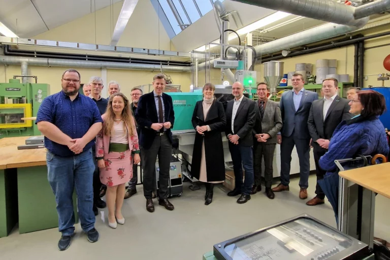 ModernsteTechnik für Berufsschule Rehau: Spritzgießmaschine als Dauerleihgabe