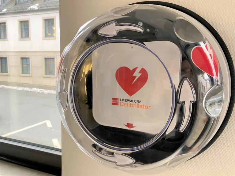 Drei neue Defibrillatoren im Landkreis Hof