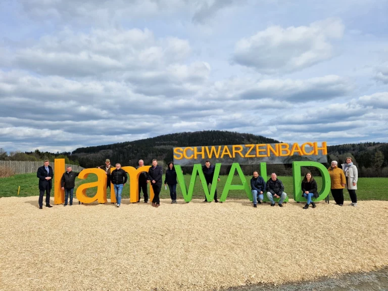 Wald Sign: Neues Fotomotiv für Waldhauptstadt Schwarzenbach am Wald