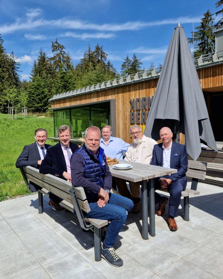 Vorstellung des neuen Pächters des Kornberghauses (von links): Landrat Peter Berek (Wunsiedel), Landrat Dr. Oliver Bär (Hof), Stefan Scherdel (Brauerei Scherdel), Geschäftsführer und Pächter Sebastian Zeidler, Wirt Holger Altmann, Stefan Krippendorf (Landratsamt Hof, Geschäftsführer Zweckverband)