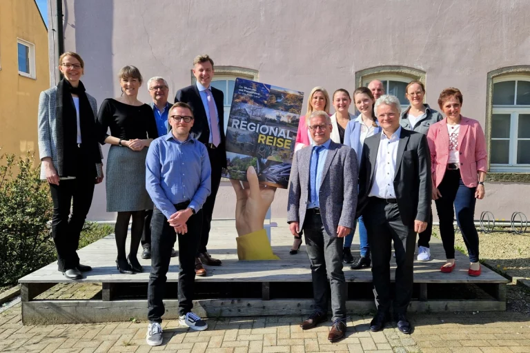 Gruppenbild von der Buch-Vorstellung in Helmbrechts (von links): Dr. Magdalena Bayreuther (Museum Bayerisches Vogtland, Hof), Oberbürgermeisterin Eva Döhla, Robert Geigenmüller (2. Bürgermeister Helmbrechts), Martin Raab (Deutsch-Deutsches Museum Mödlareuth), Landrat Dr. Oliver Bär, Hermann Seiferth (Landratsamt), Izabella Graczyk (Leiterin Landkreisentwicklung, Regionalmanagement), Jana Keltsch (Regionalmanagement Landkreis Hof), Lena Reintgen (Projektumsetzung, Regionalmanagement Landkreis Hof), Dr. Tobias Ertel (Grafikmuseum Stiftung Schreiner, Bad Steben), Barbara Christoph (KulturServiceStelle, Bezirk Oberfranken), Ulrike Oelschlegel (Oberfränkisches Textilmuseum Helmbrechts).