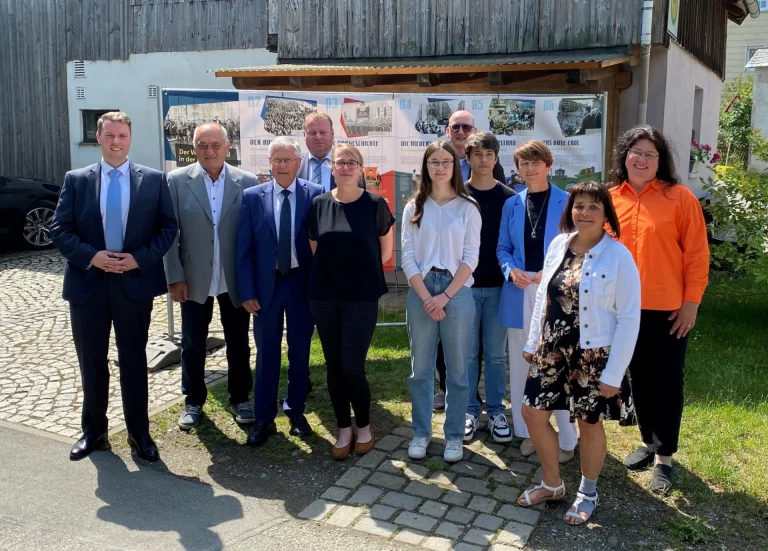 Von links: Bürgermeister Alexander Kätzel (Töpen), Vorsitzender des Fördervereins des Museums Arnold Friedrich, stv. Verbandsvorsitzender Thomas Fügmann, Bürgermeister Marcel Zapf (Gefell), Museumpädagogin Susan Burger, Rahel Tautenhahn (Schülerin Hochfranken-Gymnasium Naila), Studiendirektor Helmut Strößner, Samuel Stöcker (Schüler Hochfranken-Gymnasium Naila), Christine Franz von der Geschäftsstelle des Museums, Studienrätin Andrea Friedrich und Petra Schultz, Kreisjugendpflegerin des Landkreises Hof