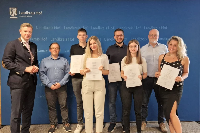 Neue Kolleginnen und Kollegen: Erfolgreiche Azubis beginnen Dienst am Landratsamt