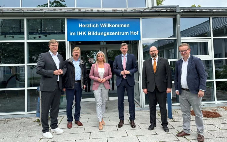 Gemeinsame Vorbereitung zum neuen Beratungsangebot für Unternehmen im Hofer Land v.l.: Christian Kipfelsberger (IHK für Oberfranken Bayreuth, Leiter Bereich Innovation/ Unternehmensförderung), Walter Friedl (Wirtschaftsförderung Stadt Hof), Izabella Graczyk (Leiterin der Kreisentwicklung Landkreis Hof), Landrat Dr. Oliver Bär, Michael Wunder (IHK für Oberfranken Bayreuth, Wirtschaftsförderung/Existenzgründung), Klaus Gruber (Wirtschaftsförderung Landkreis Hof)