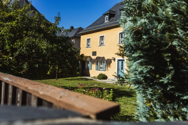 Historisches Gebäude mit gelber Fassade und Garten, vorgesehener Standort des Jean-Paul-Museums in Joditz