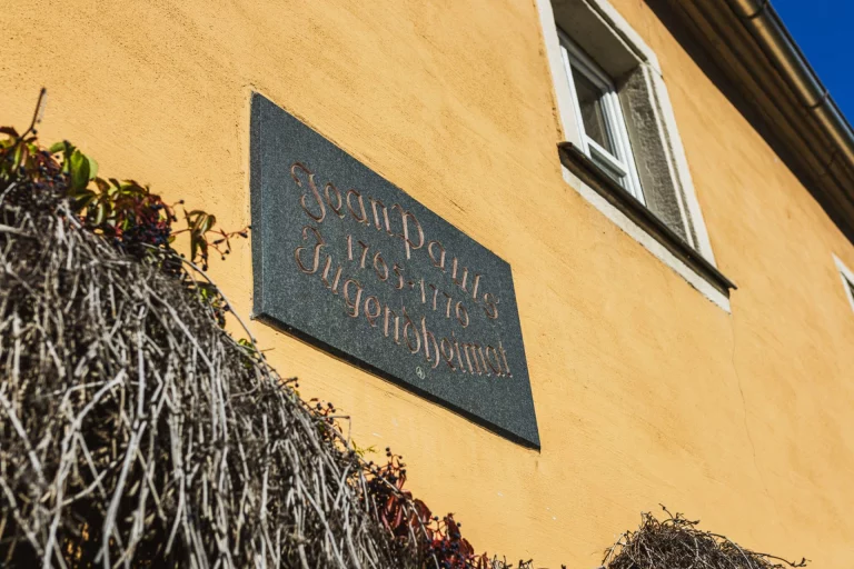 Gedenktafel „Jean Pauls Jugendheimat 1763–1776“ an einer Hauswand in Joditz