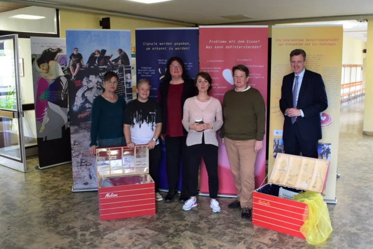 Ausstellung zum Thema Essstörungen in Ahornberg eröffnet