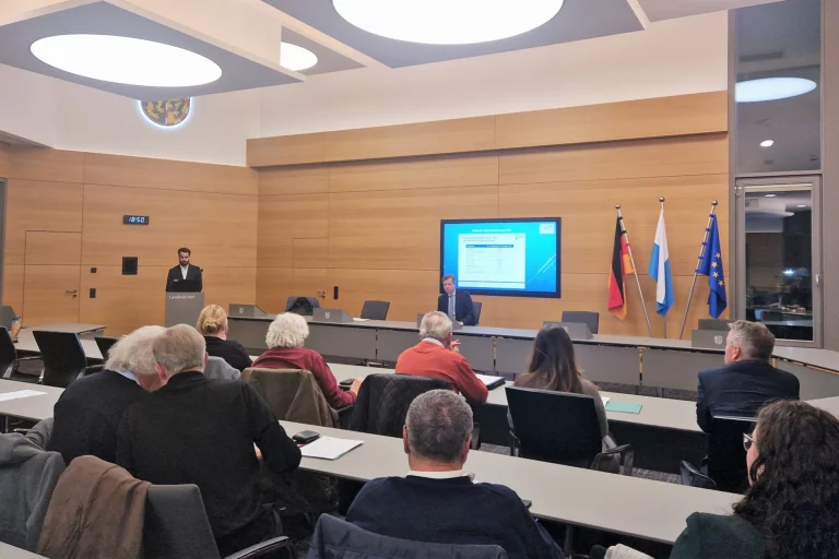 Sitzung des Arbeitskreises Versorgung der GesundheitsregionPlus Hofer Land im Sitzungssaal des Hofer Landratsamtes.