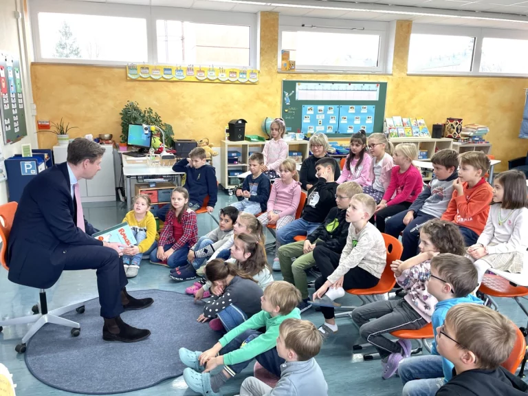 Vorlesetag in Schwarzenbach a.d. Saale: Landrat Dr. Oliver Bär liest in Grundschule