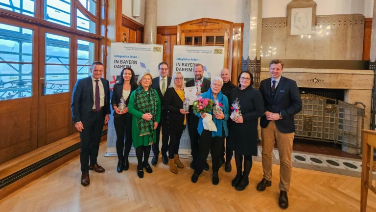 Regierung von Oberfranken zeichnet VHS Hofer Land mit Integrationspreis aus