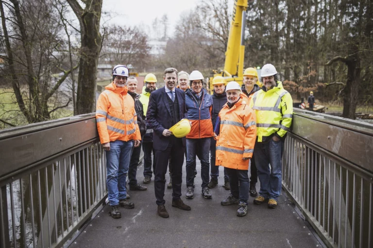 23 Meter lange Brücke für Flüsseradweg in Schwarzenbach an der Saale eingehoben