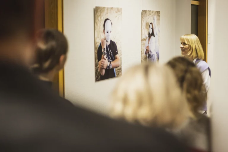 Neue Ausstellung: Schüler der Realschule Naila zeigen „Just Perfect“ im Landratsamt