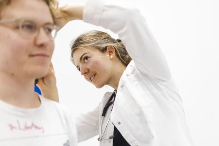 Erste Medizin-Stipendiatin des Landkreises Hof praktiziert nun im Hofer Land