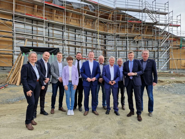 Die Mitglieder der Verbandsversammlung besichtigten die Baustelle des Erweiterungsneubaus. - Auf dem Gruppenbild vor dem Rohbau sind von links nach rechts zu sehen: Verbandsrätin Mirjam Drechsel, Alexander Töllner, Maximilian Loos (beide Projektsteuerungsbüro Drees und Sommer, Nürnberg), Christine Franz (Landratsamt Hof), Verbandsrat Jonas Chudasch, stv. Verbandsvorsitzender Landrat Christian Herrgott, Verbandsrat Arnold Friedrich, Landrat Thomas Fügmann, Hermann Seiferth (Landratsamt Hof), Verbandsvorsitzender Landrat Dr. Oliver Bär, Verbandsrat Bert Horn.