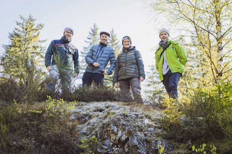 Bild (v.l.): Roman Diezel (Bayerische Forstverwaltung), Stefan Braun (Biodiversitätsberater des Landkreises Hof), Ines Gareis (Rangerin des Naturparks Frankenwald), Andreas Bayer (Ökologische Bildungsstätte Oberfranken)